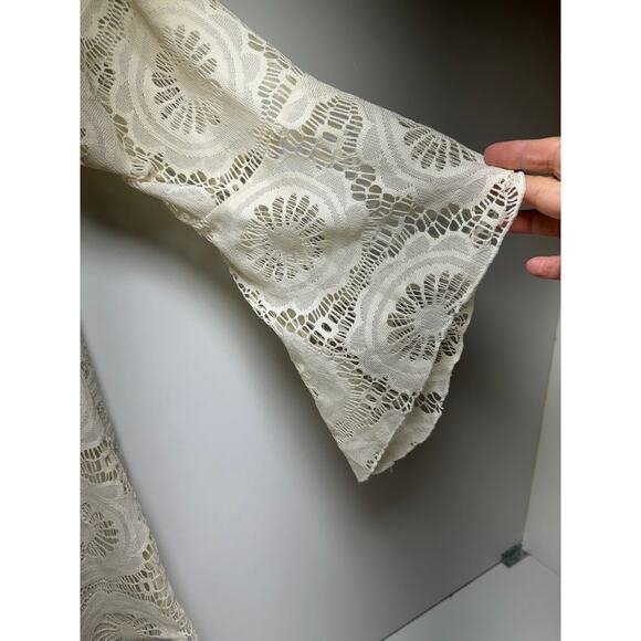 Boho Chic Women’s Blouse Sz Small Crochet White 3/4 Bell Sleeve House of Trends - Picture 7 of 10